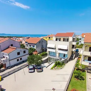 https://apartments-33.hotelinzadar.com